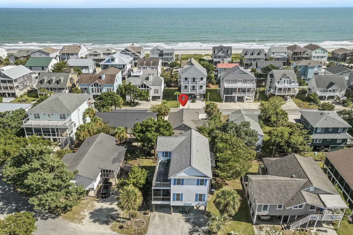 A quiet island neighborhood where the beach is always just around the corner. ⭐