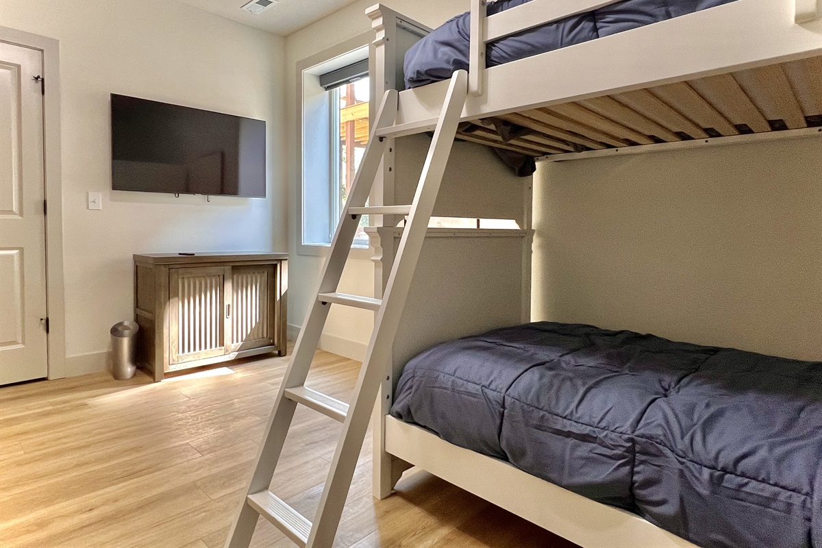 Bunk room sleeps 4 with twin beds