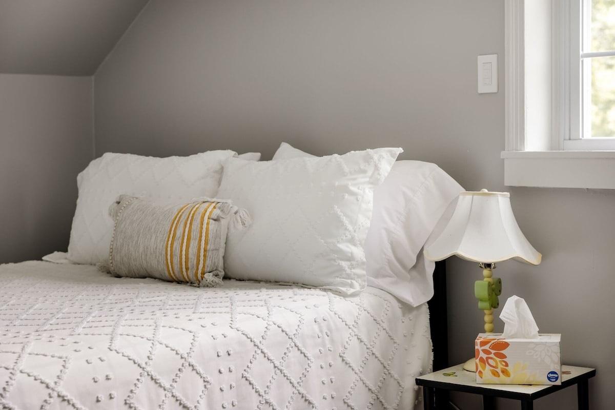 From the "Five" bdr you can see our neighbor's pony, Five. Queen&Sofa bed-full