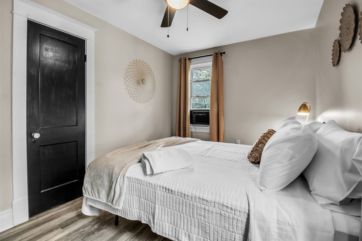 Bedroom 2- Queen bed