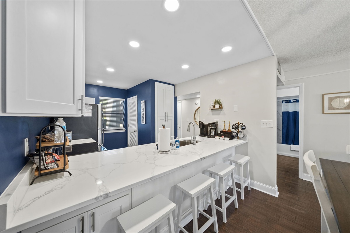 Modern spacious breakfast bar equipped with 4 stools