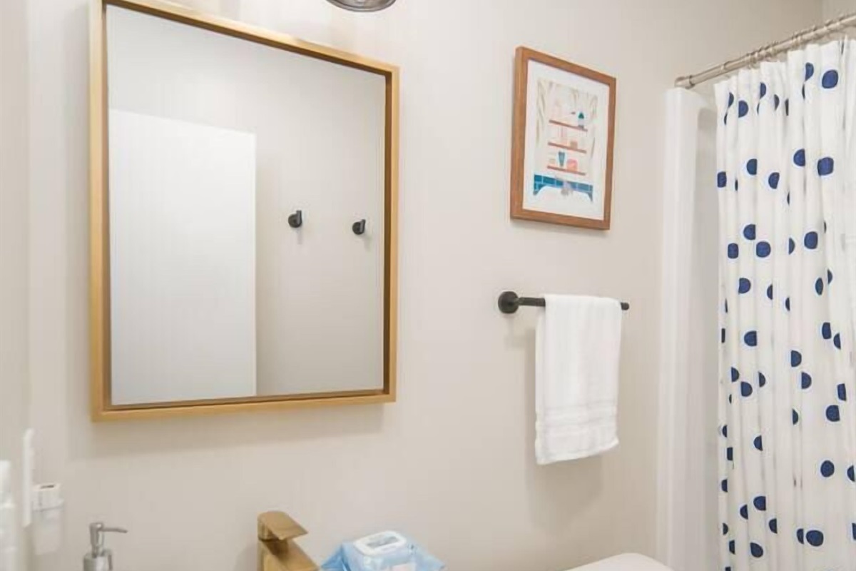 Unit 1: Full Bath (1 of 3) Bed & Bath Linens Provided