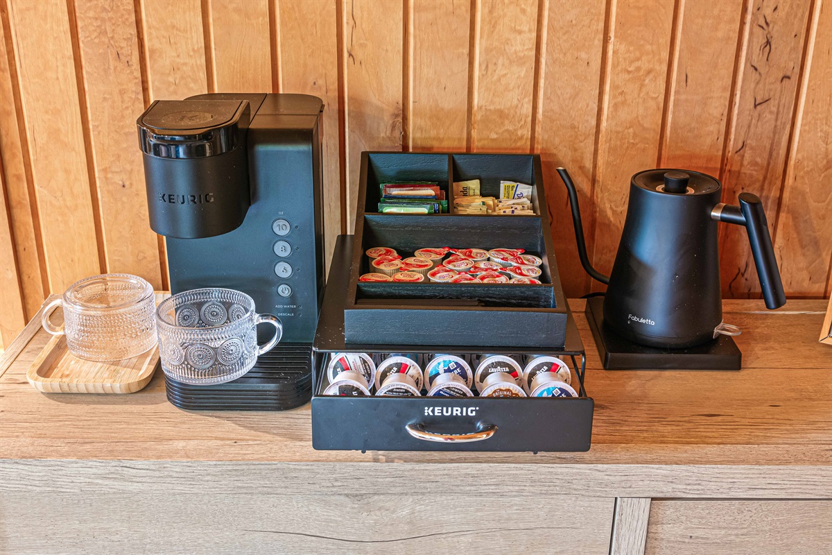 Enjoy a quiet cup of coffee without leaving your suite—this upstairs retreat includes its own Keurig station stocked with pods, teas, and more.☕✨🌲