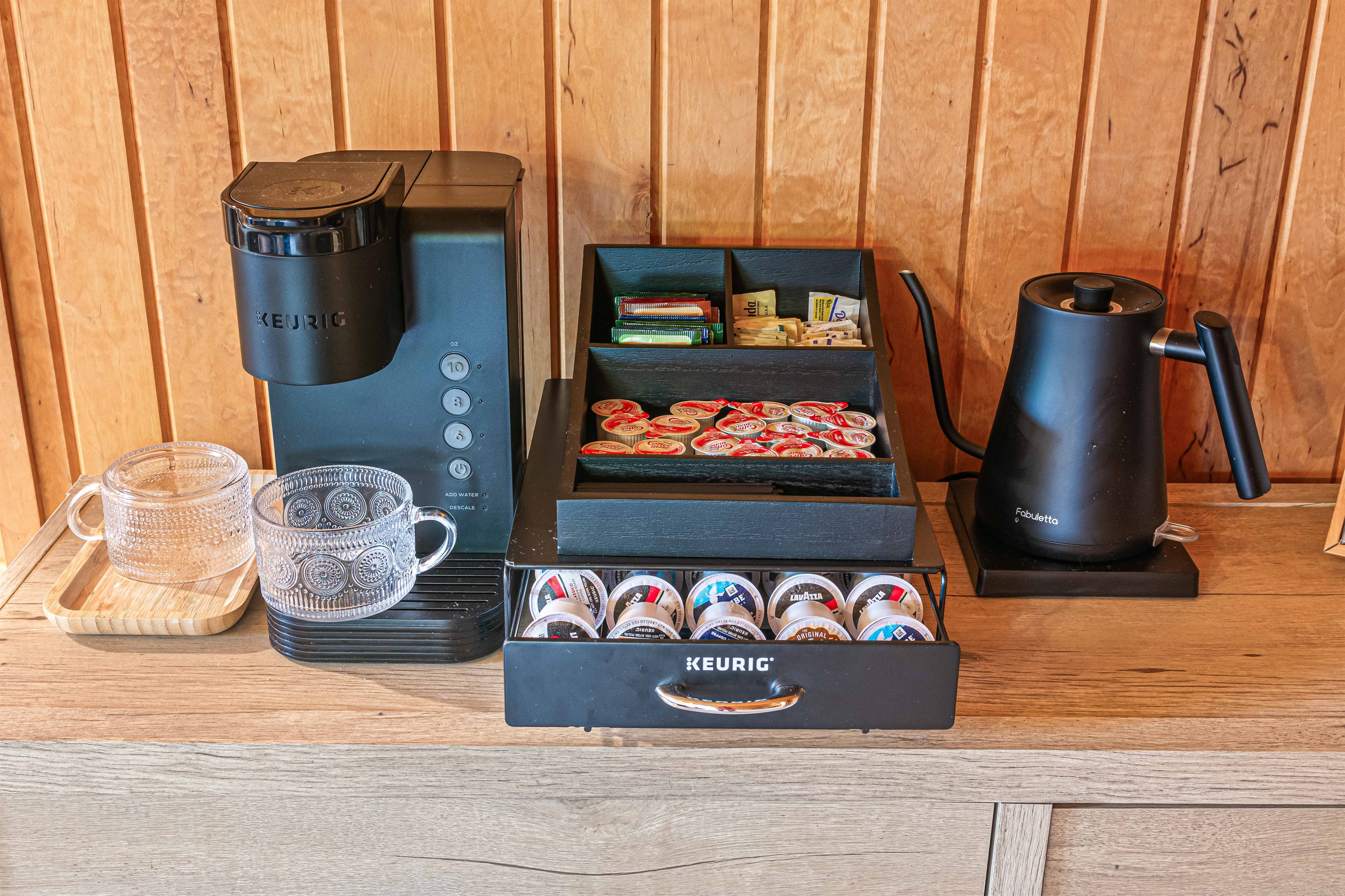 Enjoy a quiet cup of coffee without leaving your suite—this upstairs retreat includes its own Keurig station stocked with pods, teas, and more.☕✨🌲