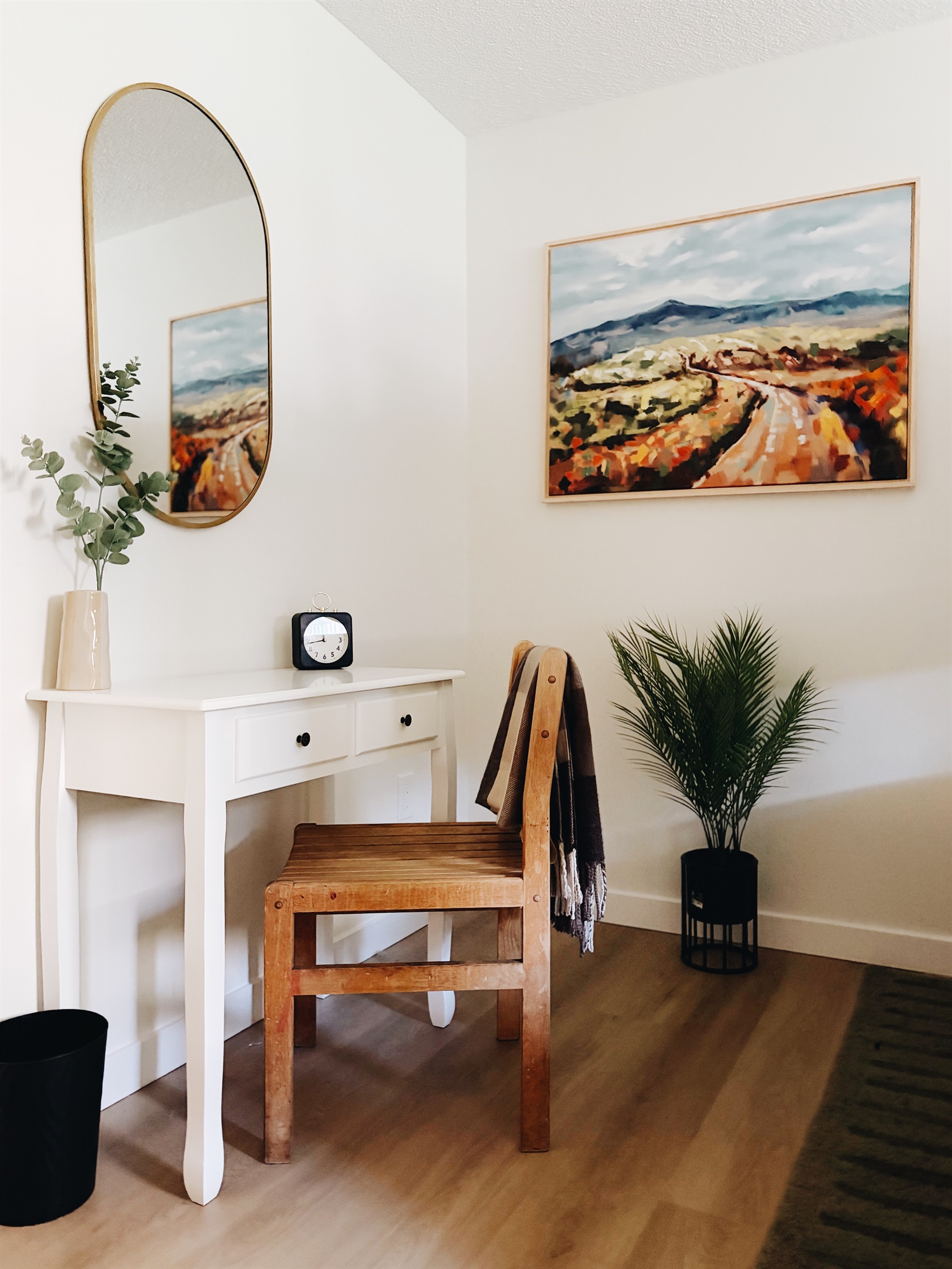 Creekside 2nd bedroom with desk
