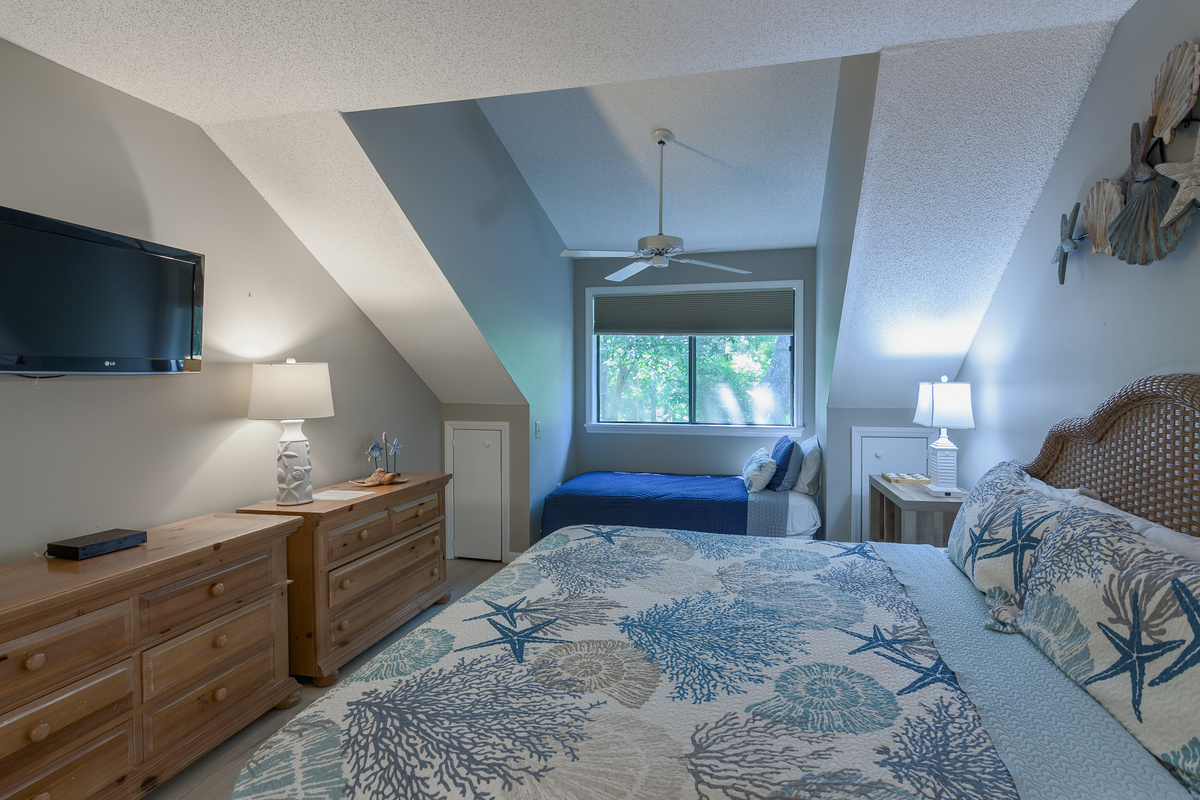 King and a twin bed in this spacious Main bedroom with ensuite