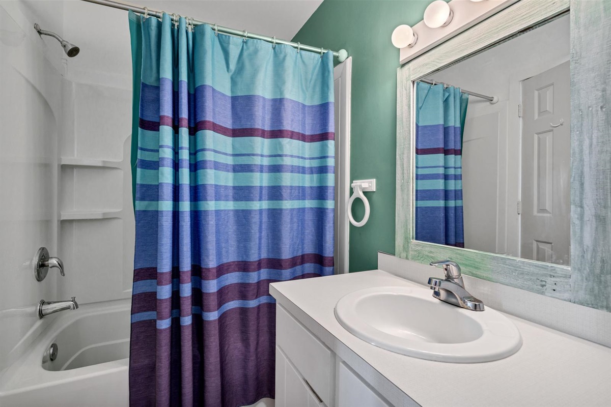 Left Side Ocean Bedroom En-Suite Bath