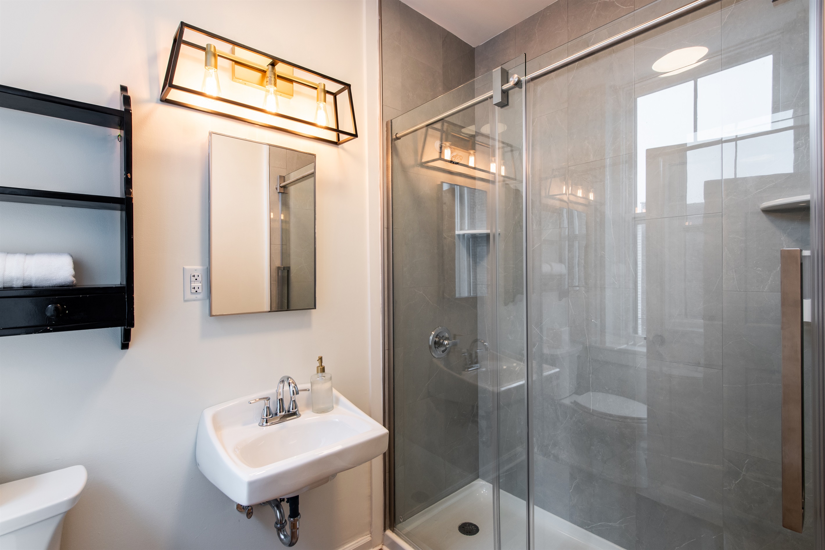 Ensuite Fully Renovated Bathroom