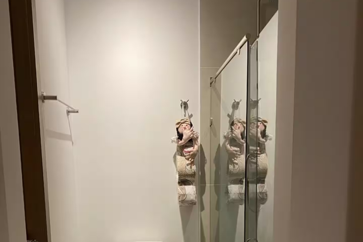 Espacio de baño fresco para tu estancia costera, con ducha con mampara de vidrio, almacenamiento en el tocador y toallas listas después de explorar la zona.