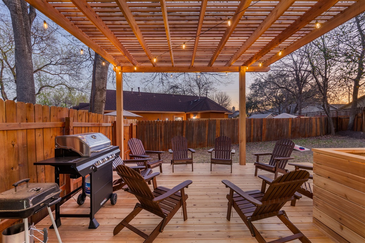Gather around for effortless evenings of grilling and conversation, where the scent of a fresh barbecue lingers in the warm air. As the lights glow overhead, every moment feels easy, relaxed, and meant to be shared.