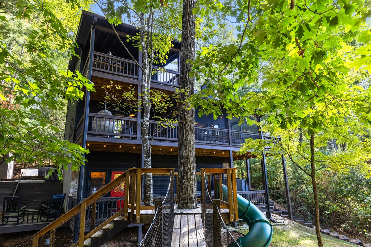 Enchanted Hideaway in full view... three decks of mountain bliss!