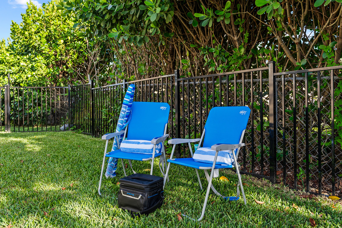 ☀️ Soak up the Florida sunshine with outdoor seating in your private tropical backyard.