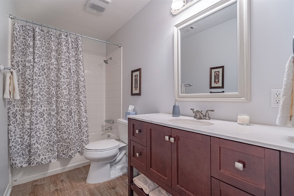 Farmhouse full bath - upstairs