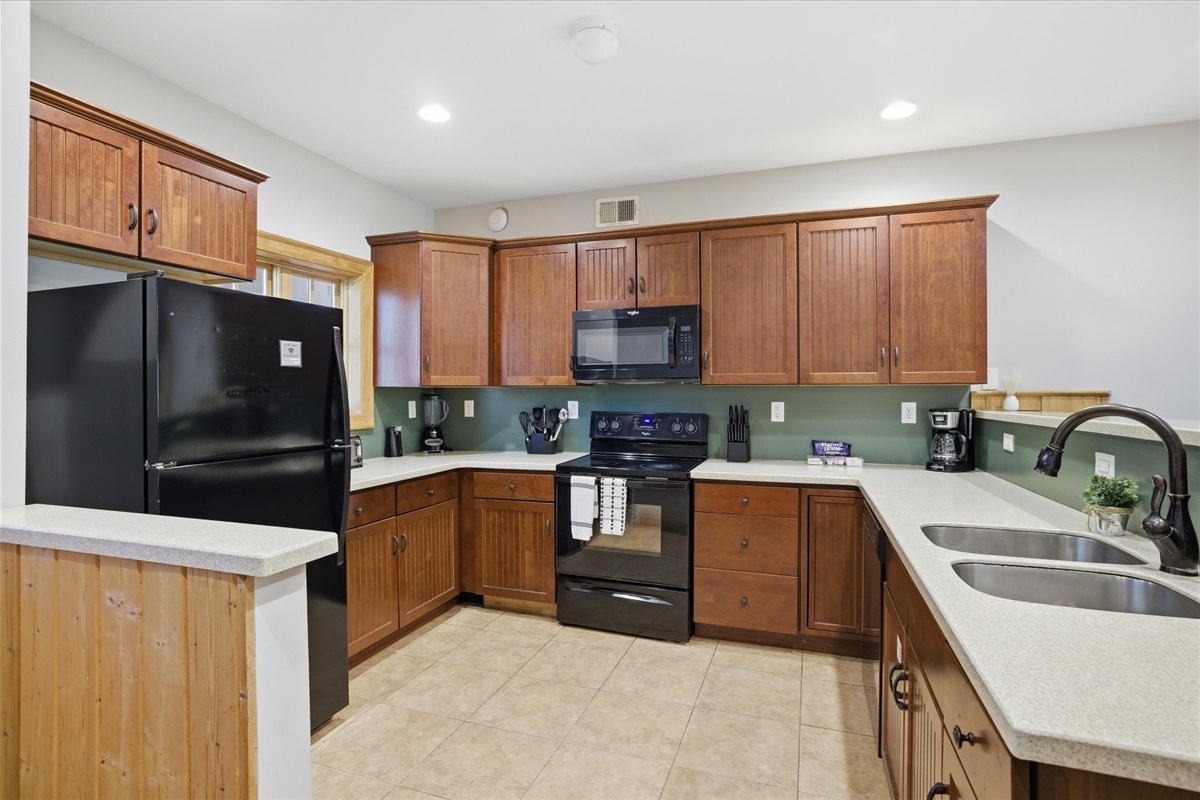 The kitchen sets the tone for the stay—open, spacious, and made for gathering, where meals turn into moments and no one feels left out of the conversation.
