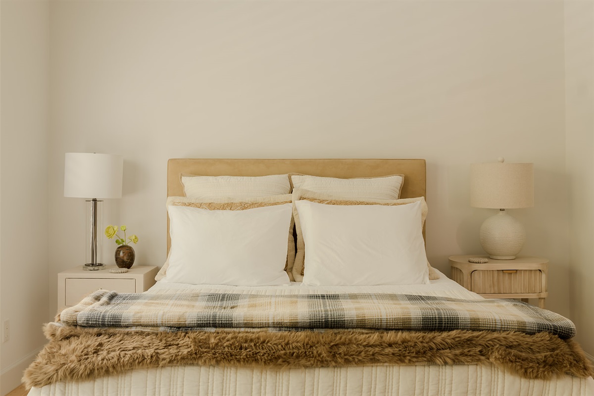 Groom's Room w/Queen Bed