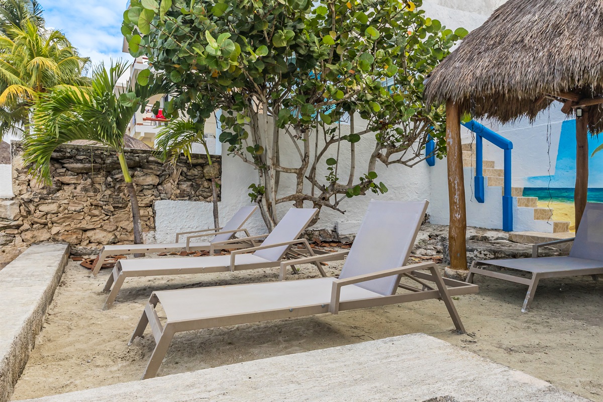 Fully Equipped Beach shared with Bungalows
