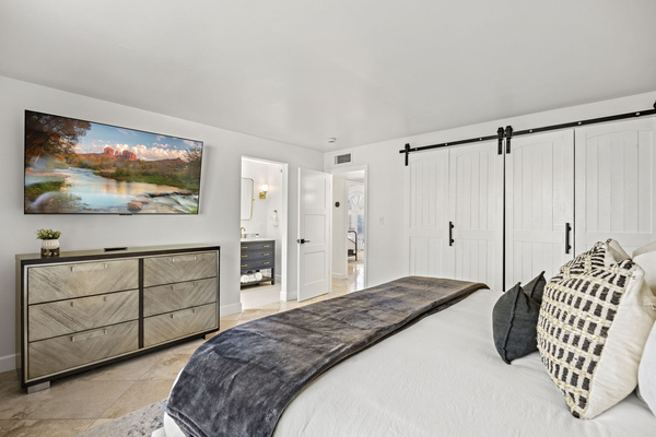 Bedroom with wall-mounted TV and easy access to the ensuite bathroom