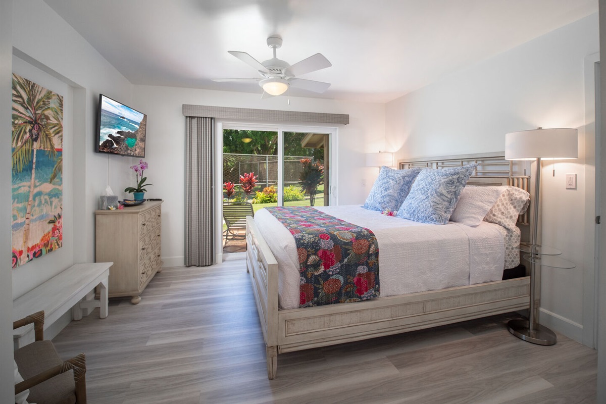 Master bedroom with King size bed,  Air Conditioning, Smart TV, Private Bathroom