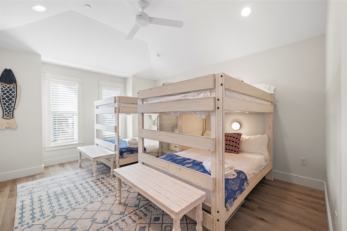 3rd Floor Bunk Room – 4 Queen beds