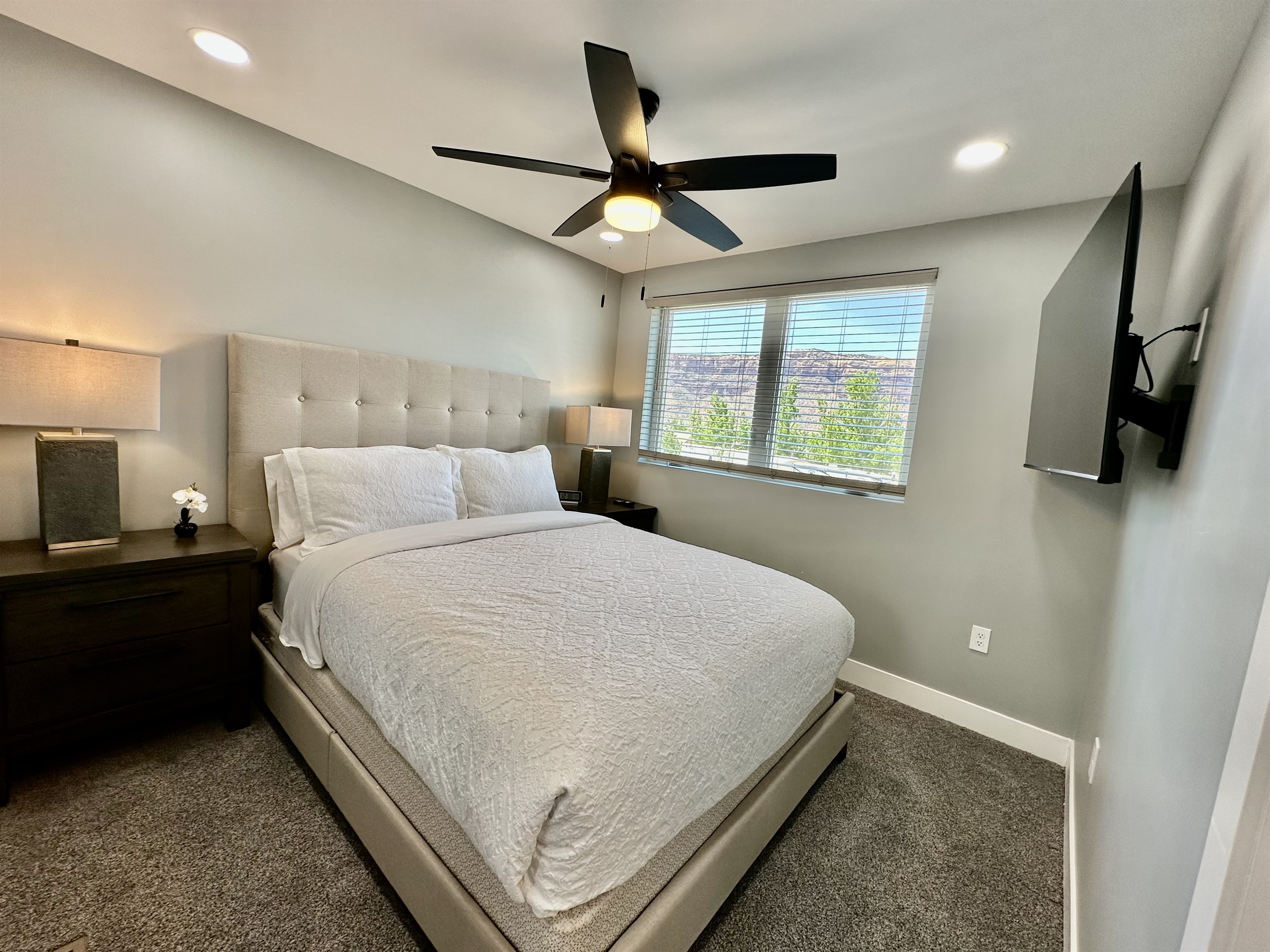Queen bed suite 4
