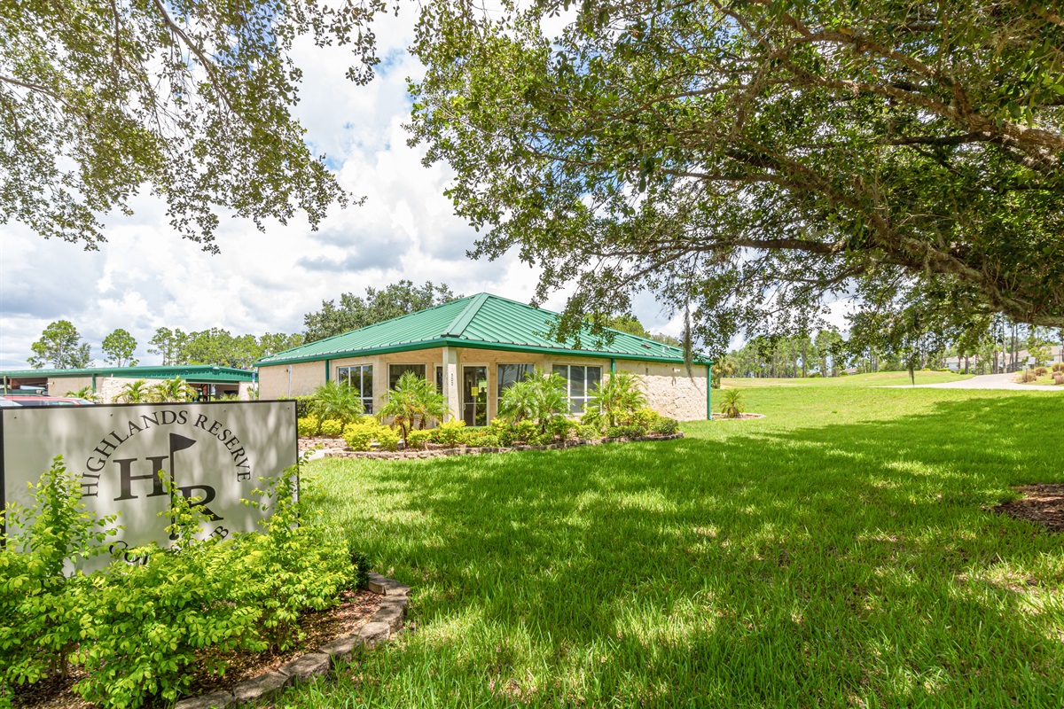 The clubhouse and snack bar at Highlands Reserve.