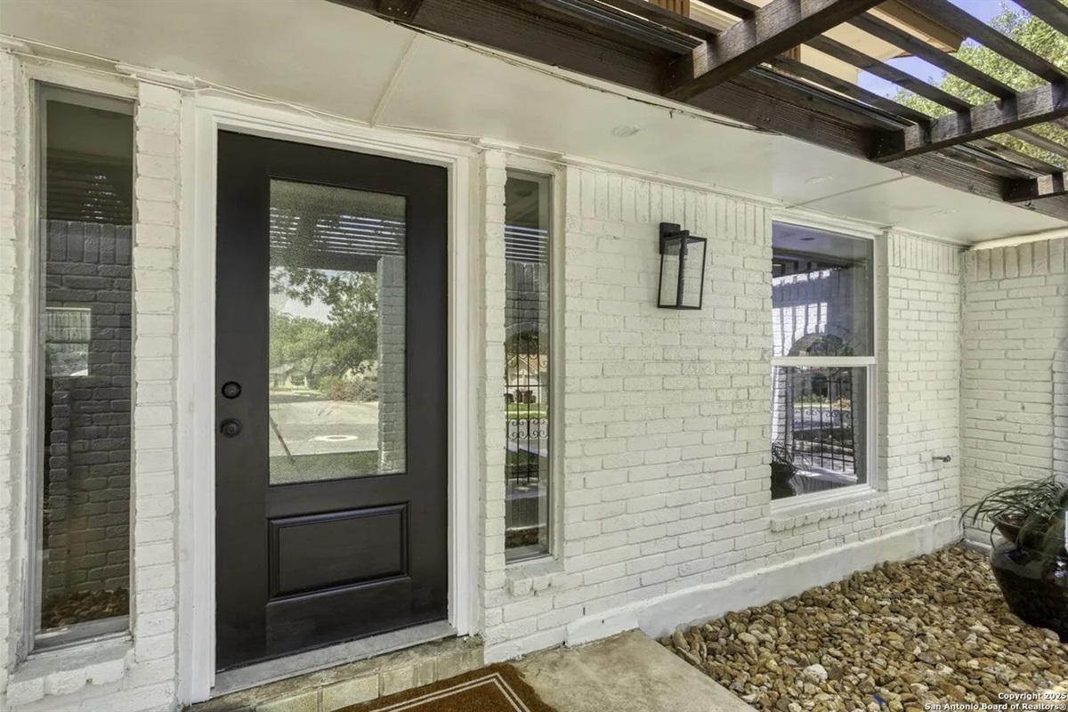 🚪 Front Door / Entrance