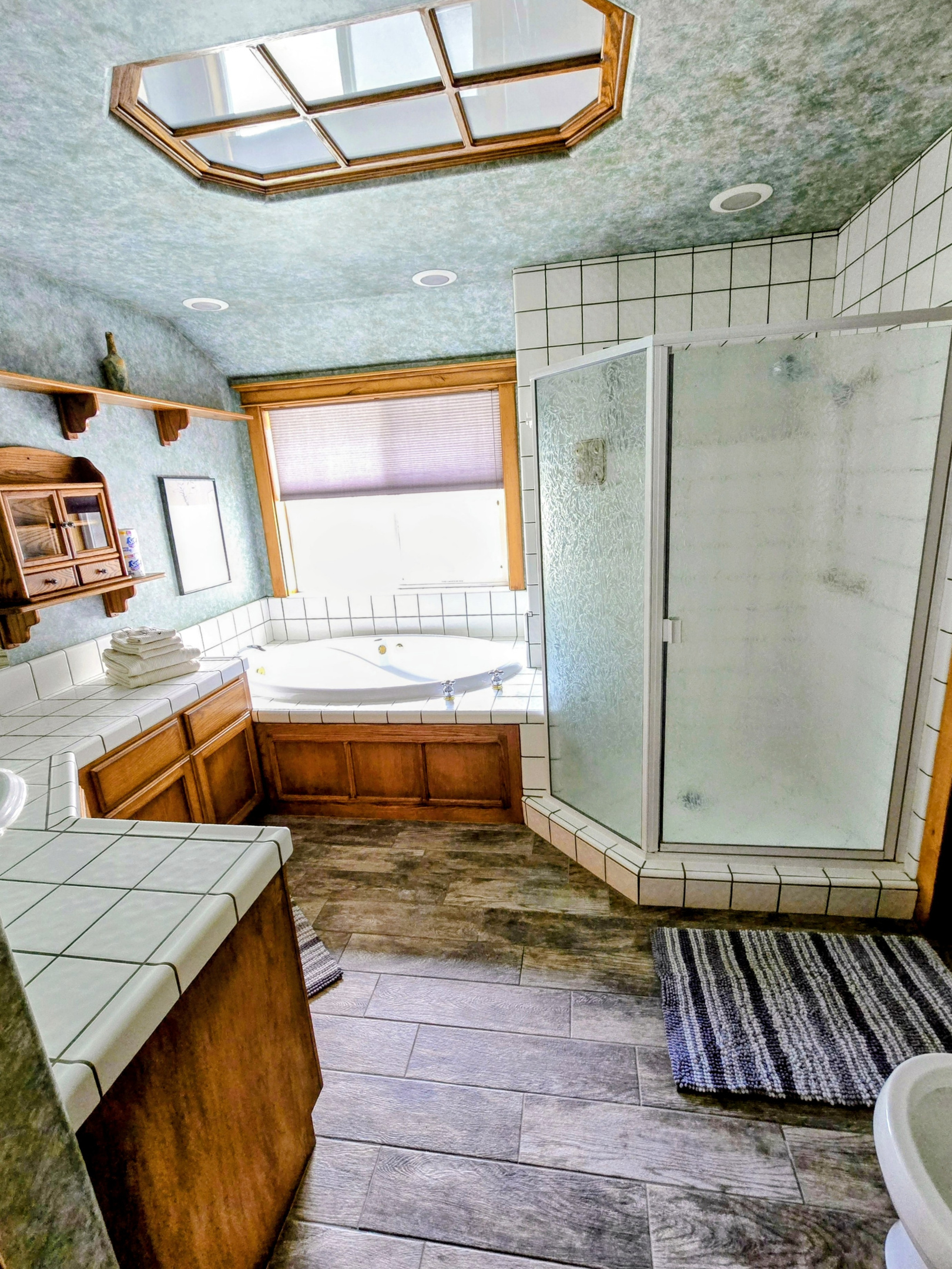 2nd full bathroom- master on suite