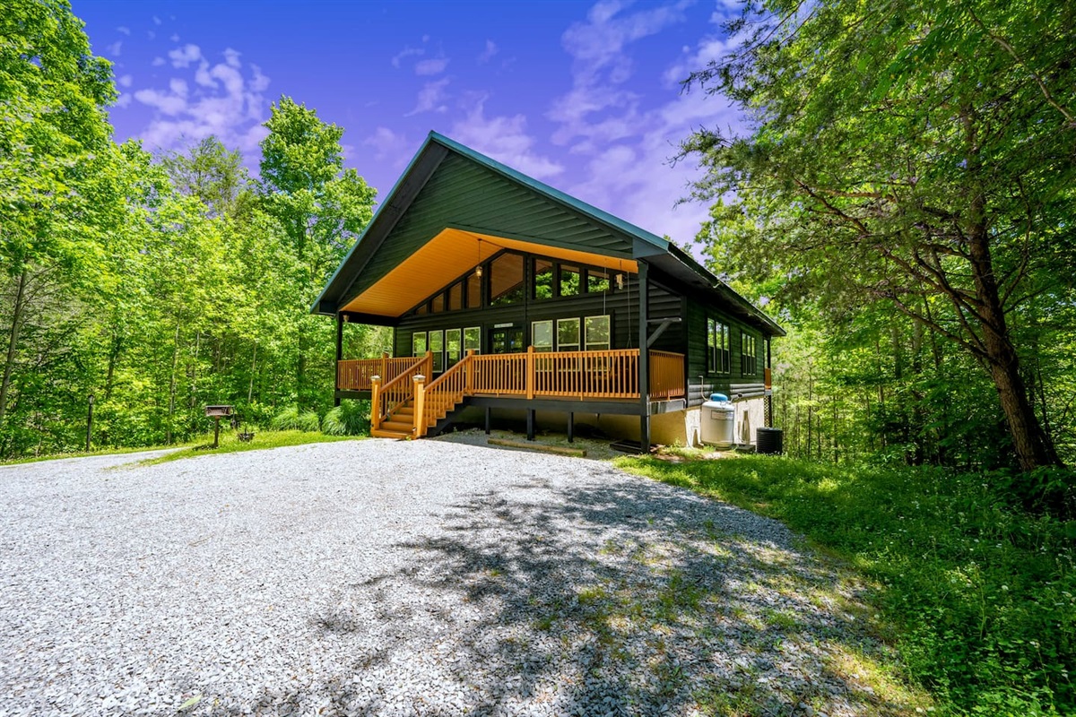 Large parking lot, gorgeous Black and Tan cabin, beautiful trees. Sign us up!