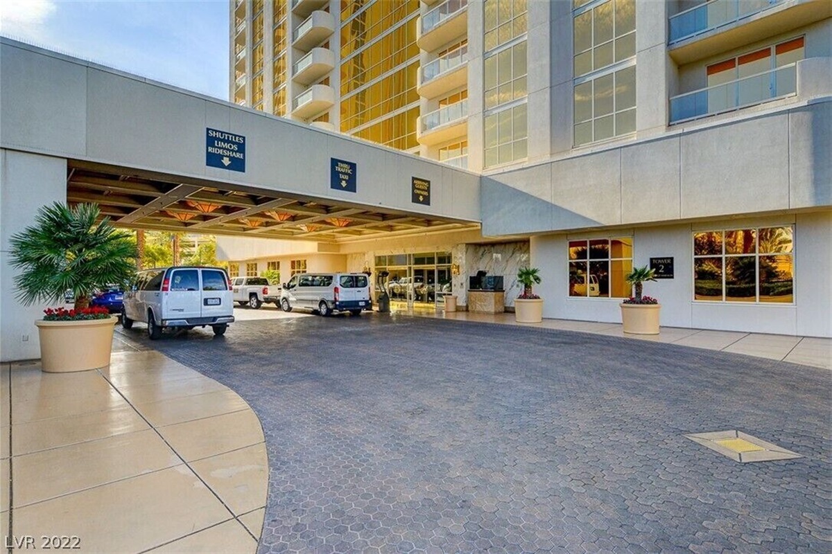 Complimentary valet parking included with your stay 🚗