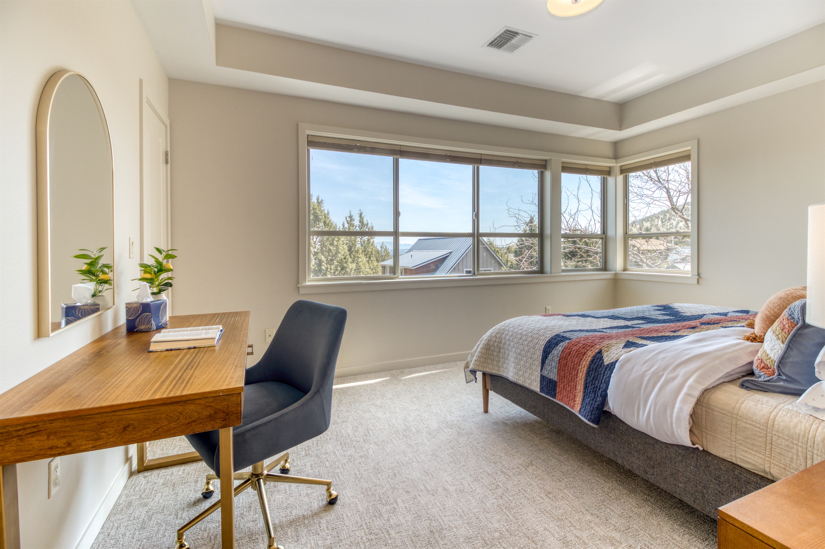 Relax, refresh, and stay productive. 🛁💻
A spacious primary ensuite featuring a luxurious bathroom and a convenient desk workstation.
