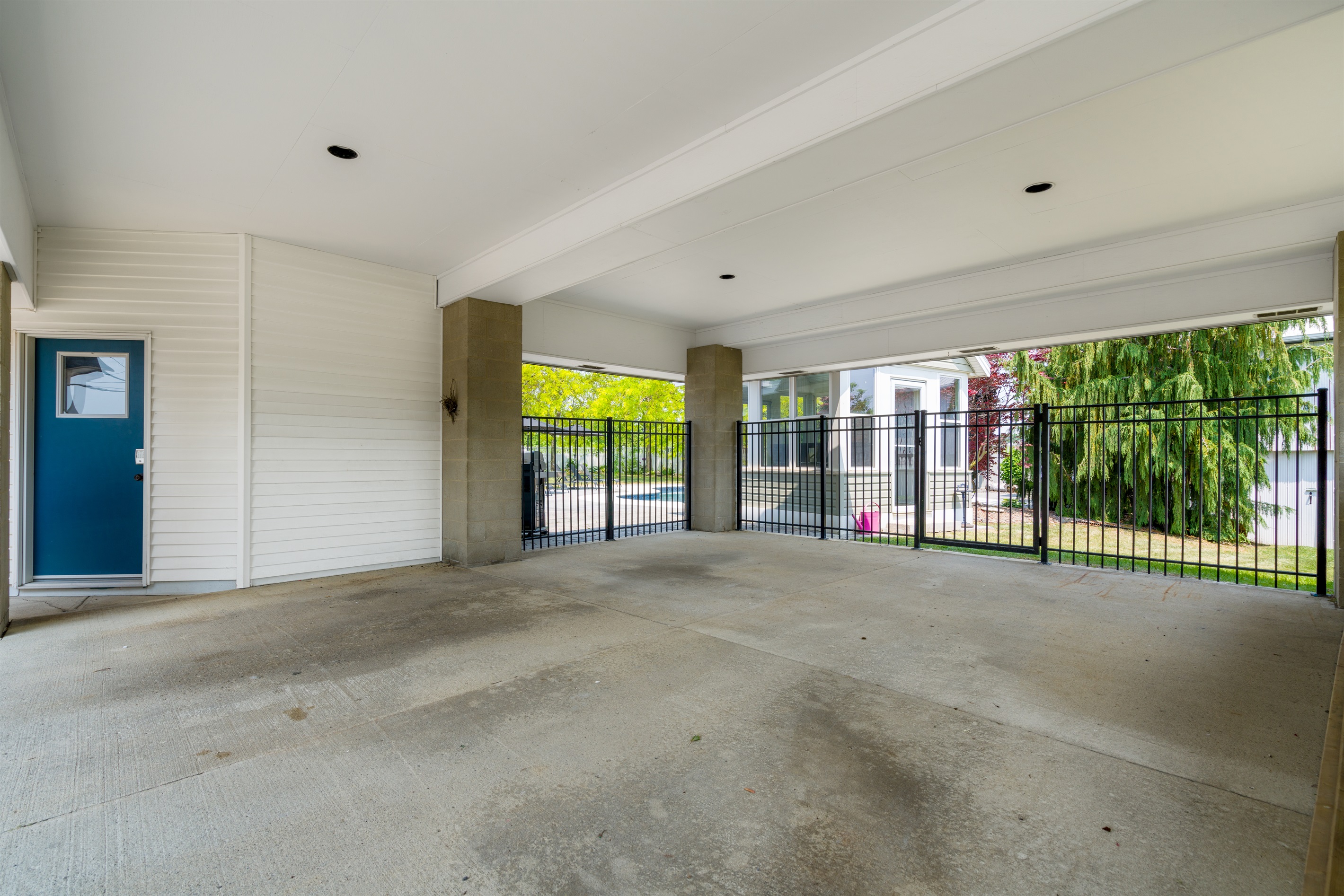 Spacious parking for up to 4 vehicles.