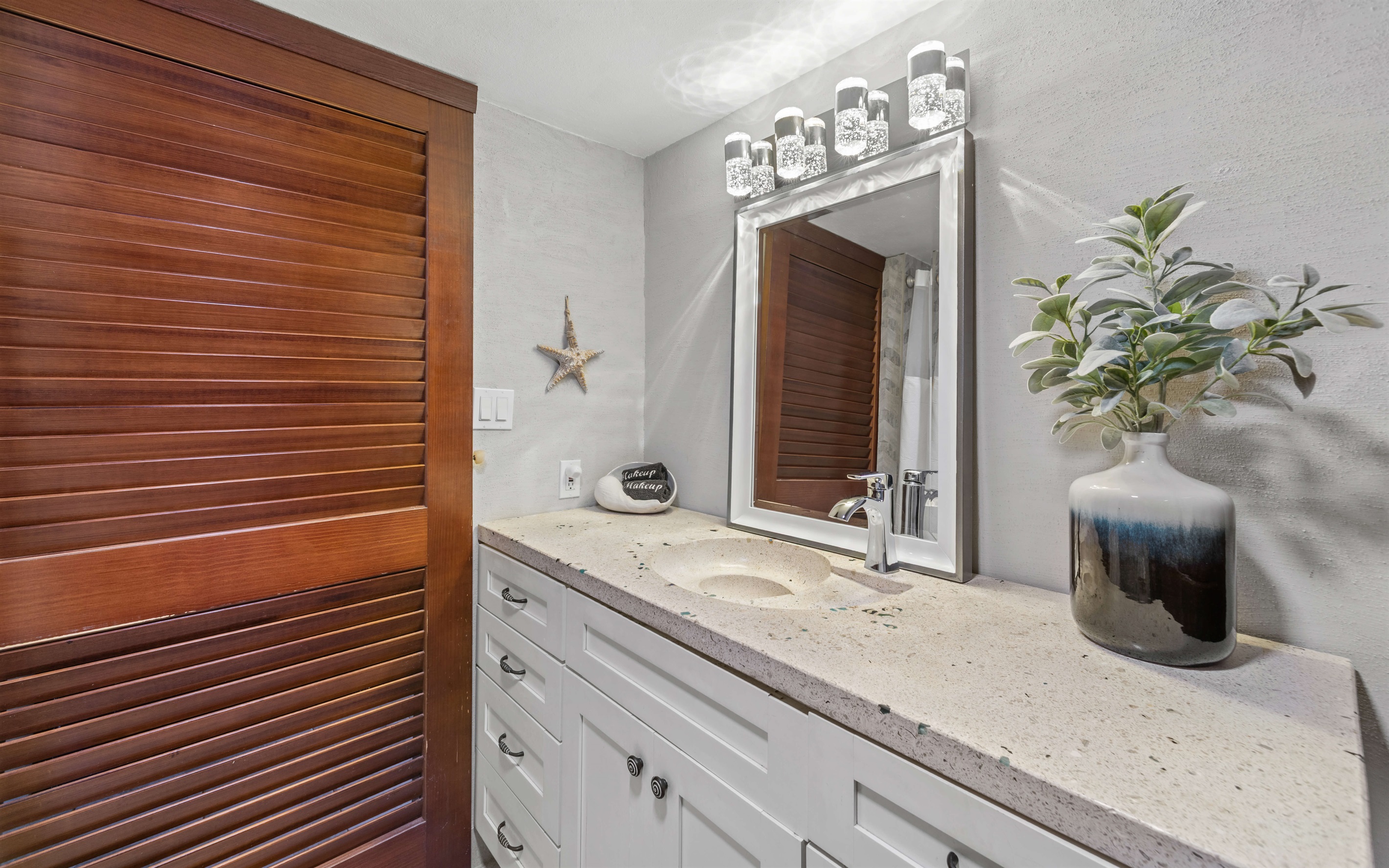 Full bath with plenty of storage - with hairdryer included
