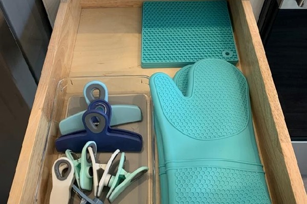 Trivets, oven mitts and plastic clips.