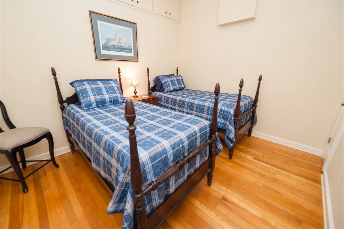 2 Twin Beds