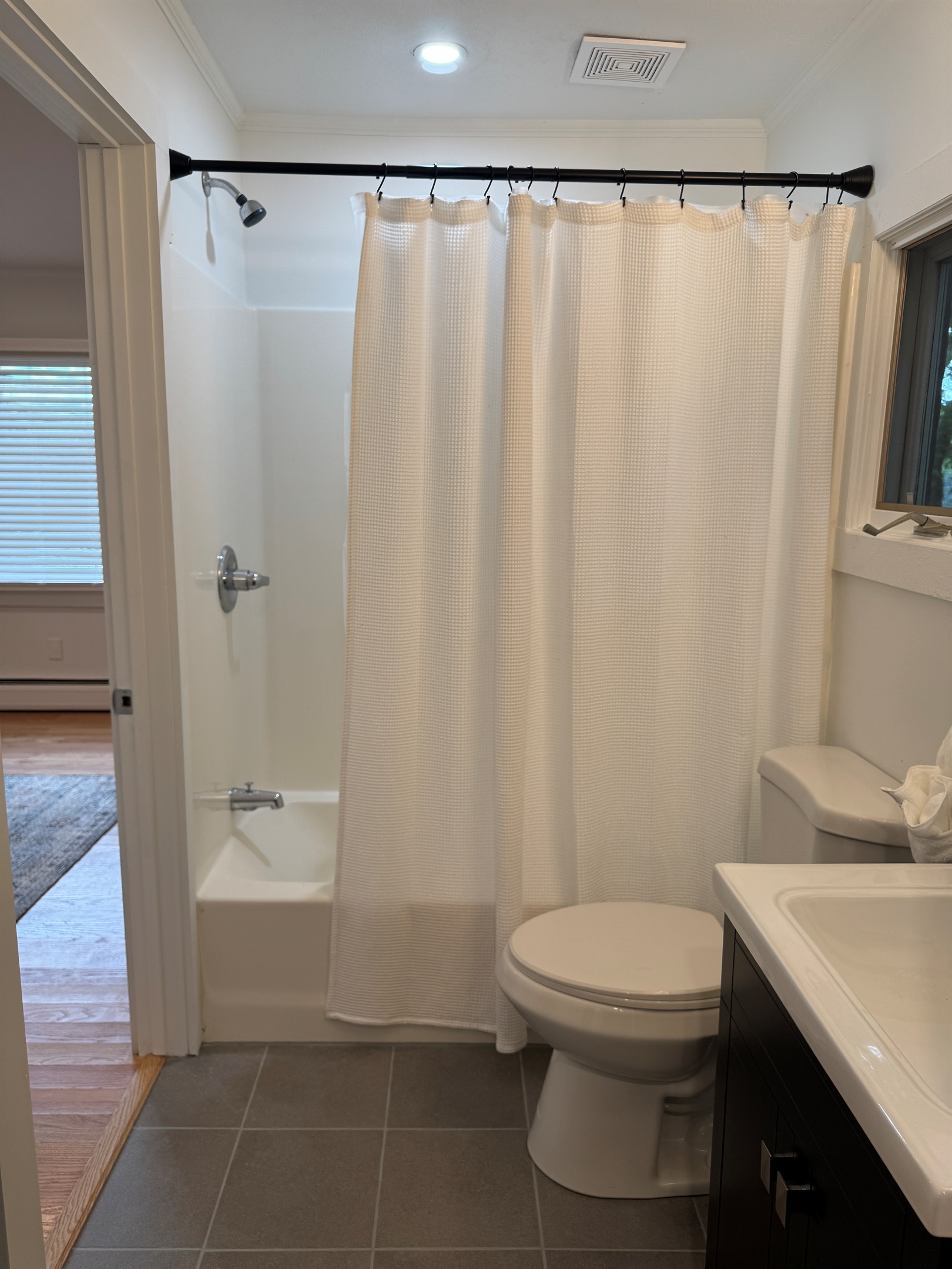 En-suite bath in 1st floor Queen w/ tub/shower