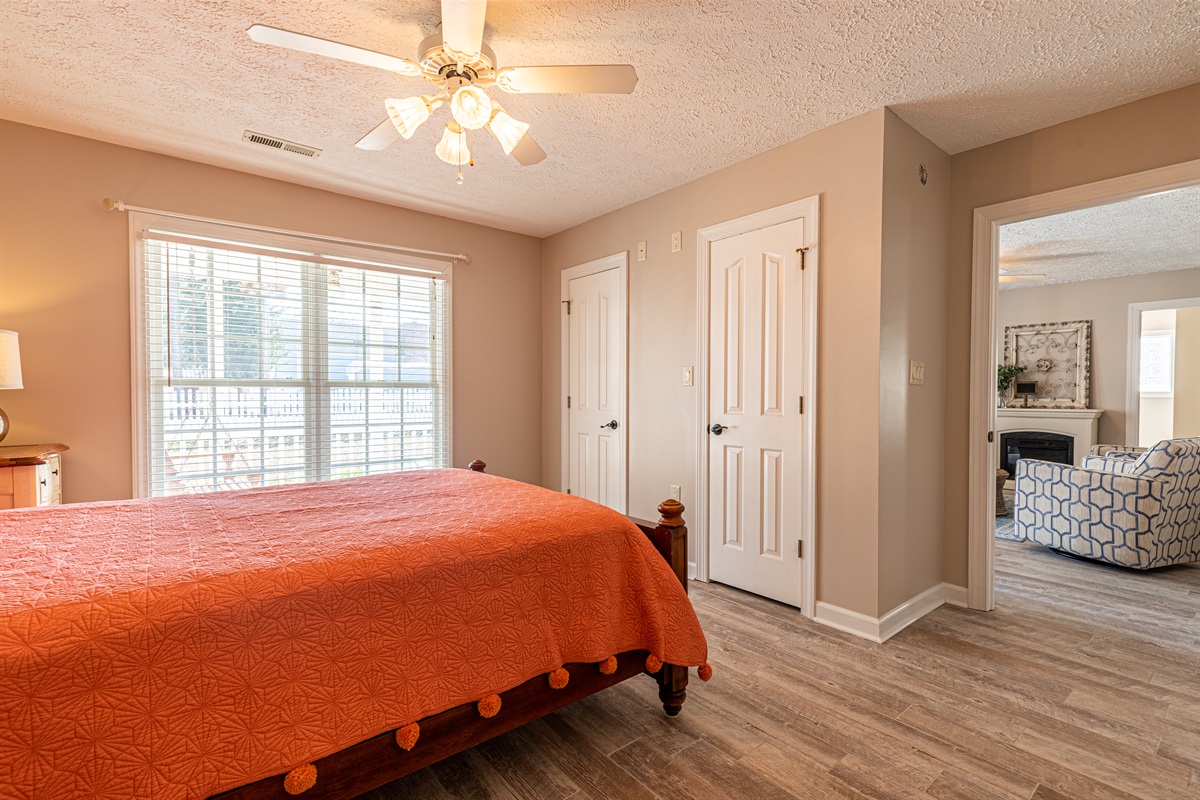 Main Bedroom w/ Queen