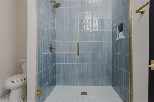 Walk in shower, Public Goods amenities