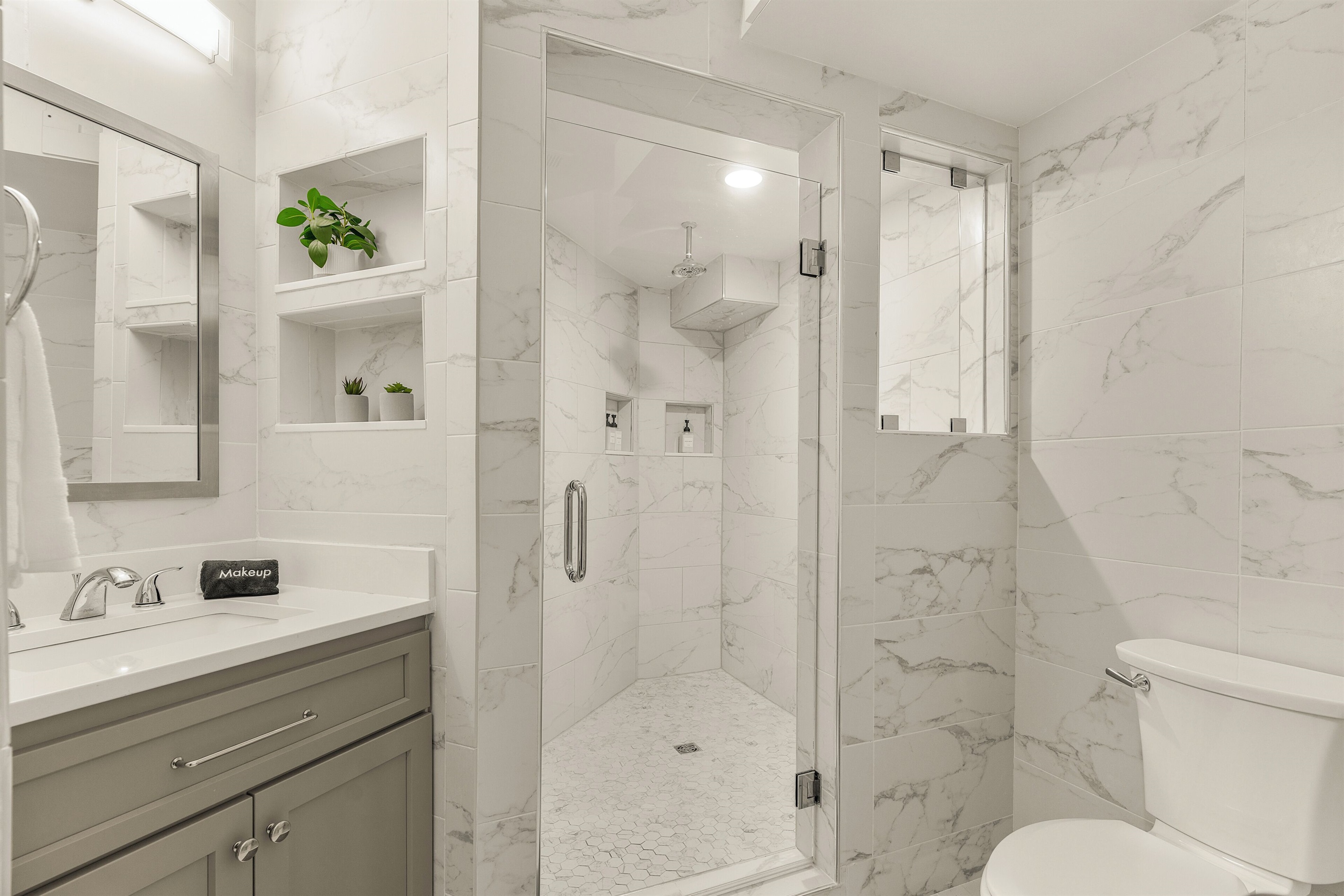 BR8: Queen bedroom with ensuite bathroom, downstairs
Ensuite bathroom to BR8
