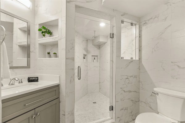 BR8: Queen bedroom with ensuite bathroom, downstairs
Ensuite bathroom to BR8
