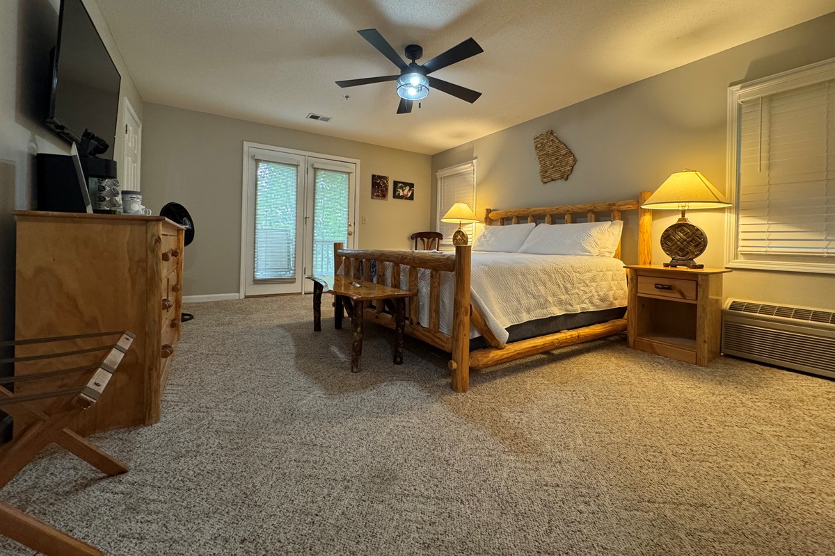 Spacious king suite with cozy mountain vibes – perfect for restful nights and lazy mornings.
