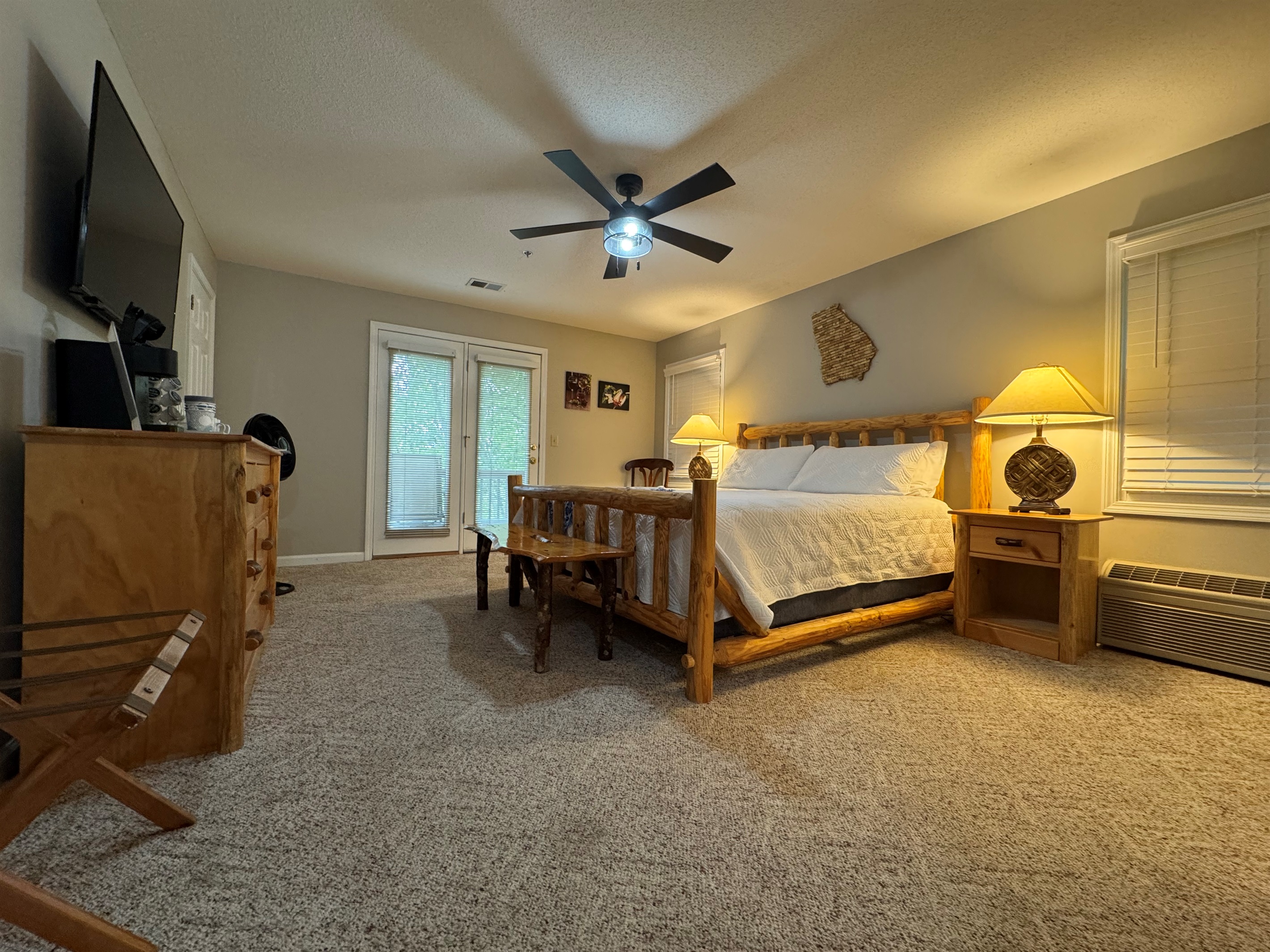 Spacious king suite with cozy mountain vibes – perfect for restful nights and lazy mornings.