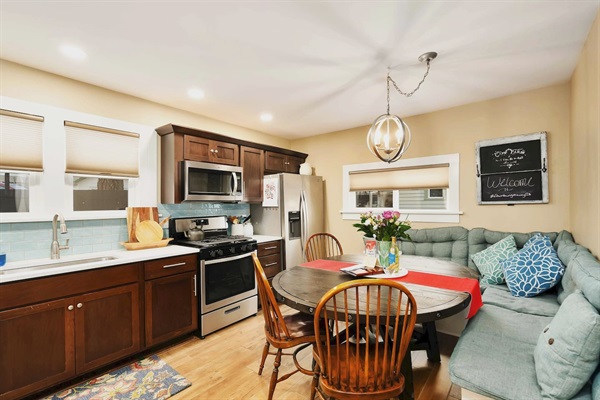 Gather for memorable meals in your spacious dining area. COnveniently located so you can cook and socialize simultaneously, ensuring no one is left out of the conversation.