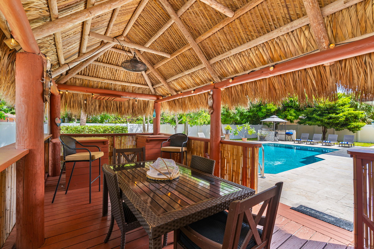 Outdoor Bar | Dining Area