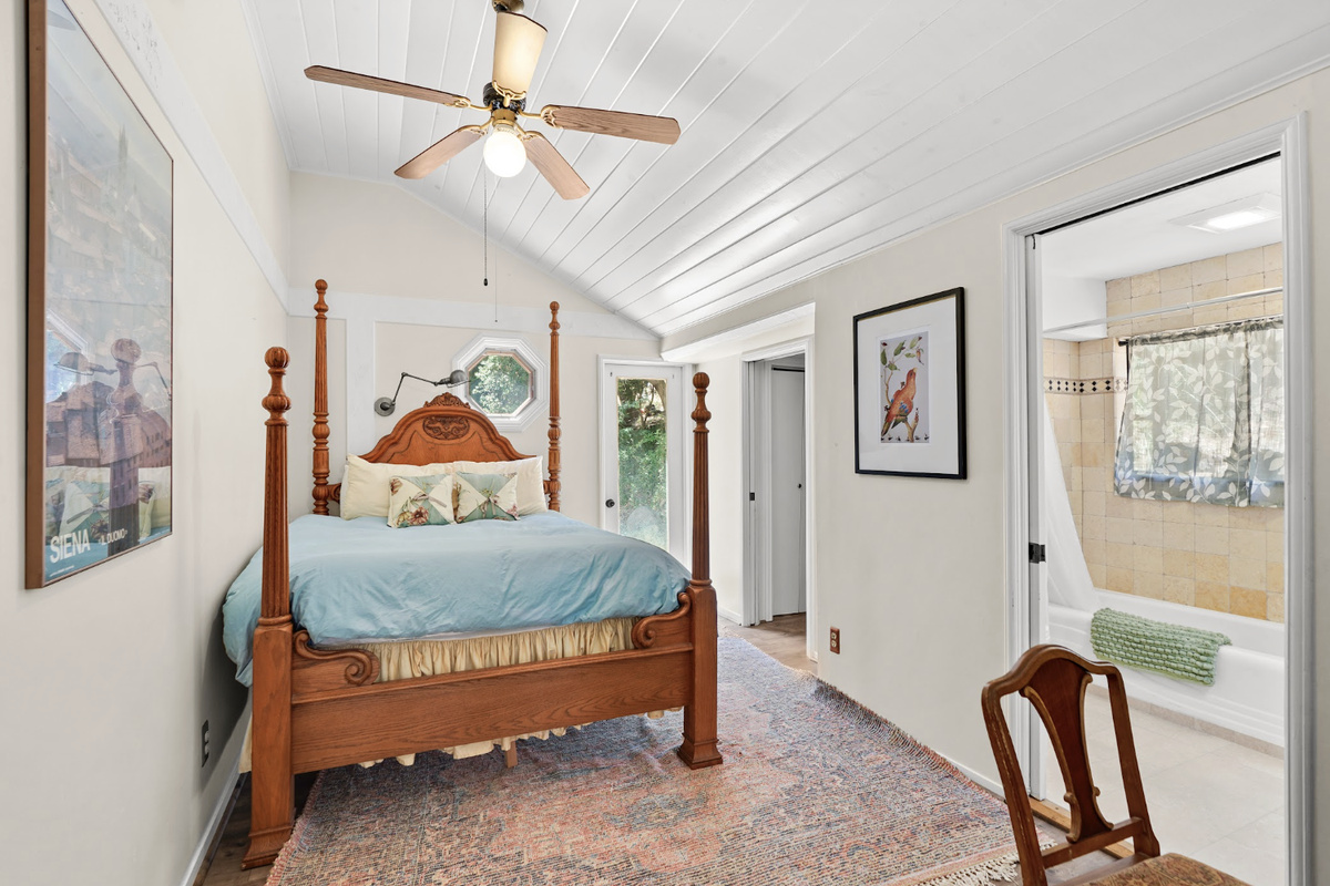 Spacious suite with Queen bed with ensuite bathroom