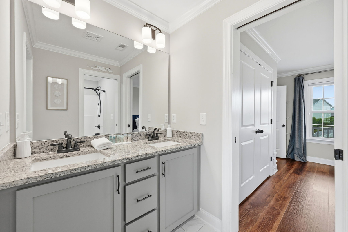 Bath linens provided