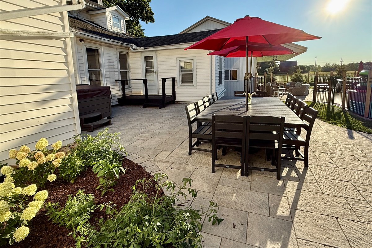 Huge Patio, Large outdoor Table and Hot tub