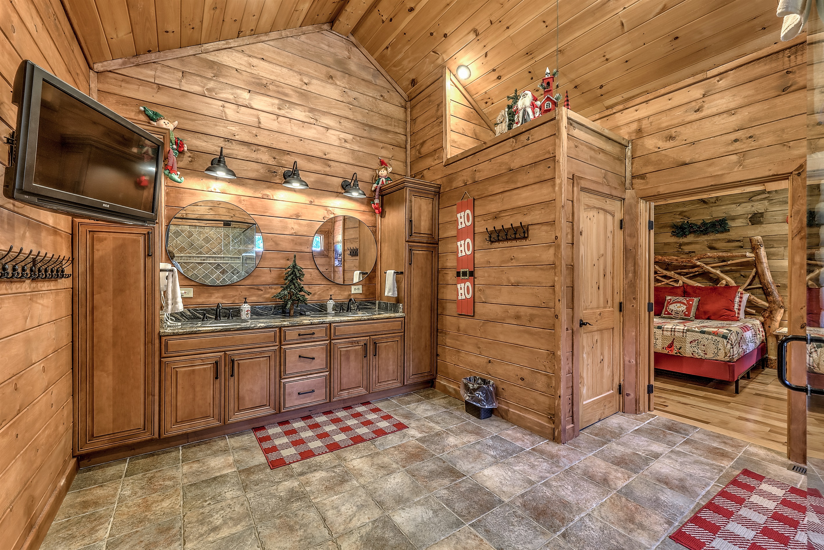 Santa Room Bath/access to Snowman room