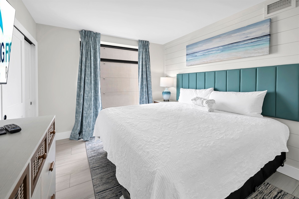 Modern 2nd bedroom with King Bed and En Suite Bathroom