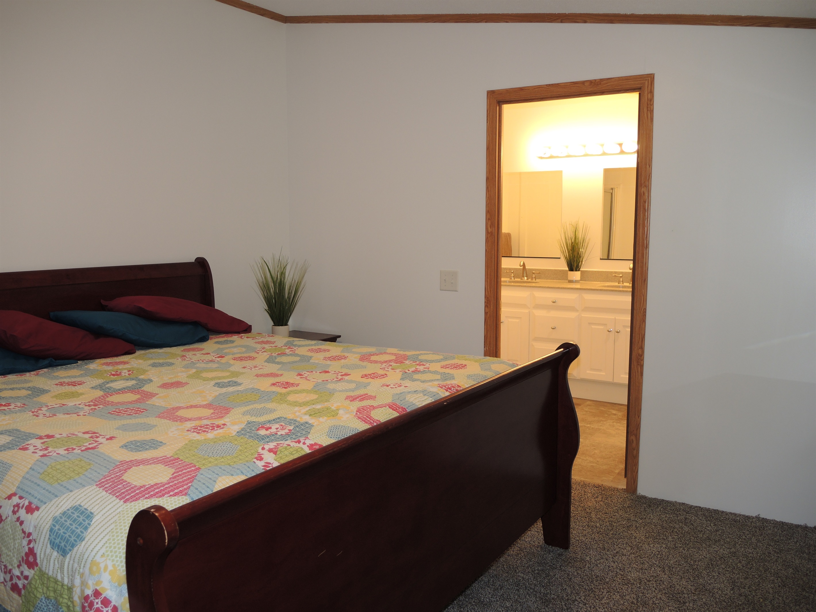 King bedroom w/ ensuite