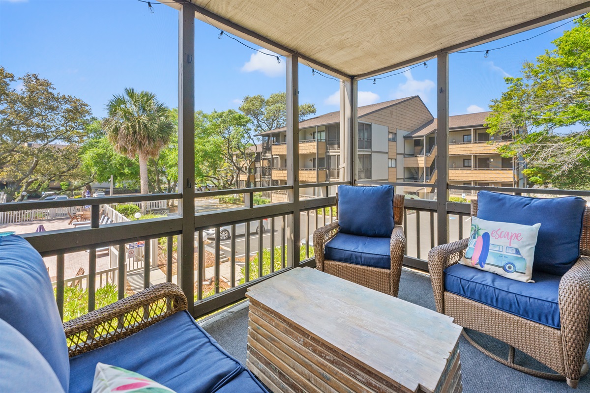 Lovely screened in patio, sit back and relax.